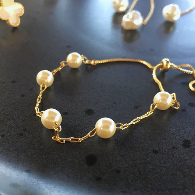 Pulseira ajustável de pérola no ouro